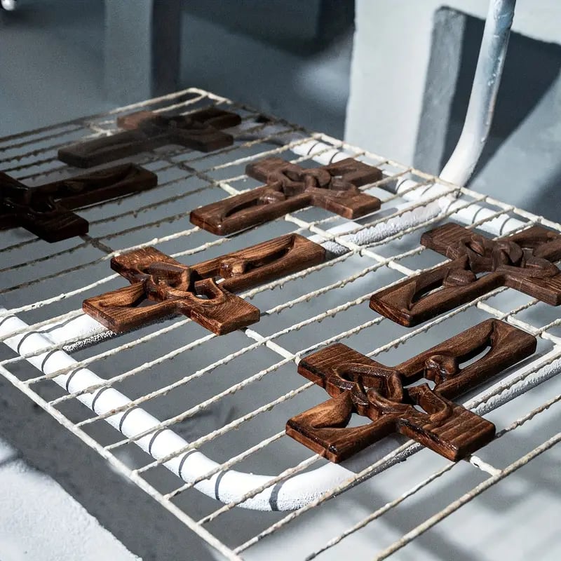 🔥Letzter Tag Sonderverkauf – ❤️Verflochtene Herzen Holzkreuz