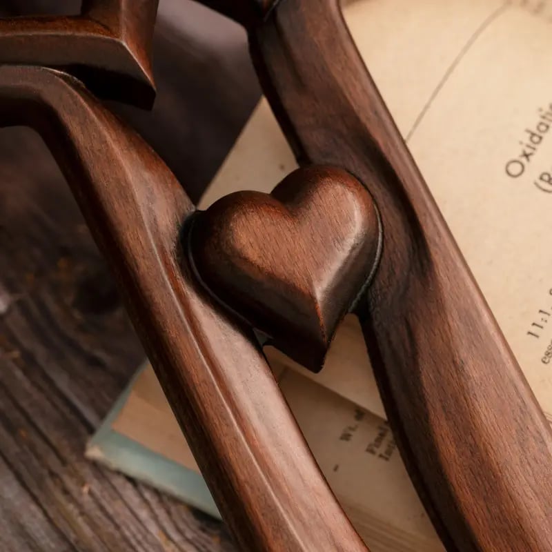 🔥Letzter Tag Sonderverkauf – ❤️Verflochtene Herzen Holzkreuz