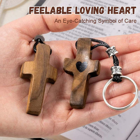 Hält ein massives Holzkreuz