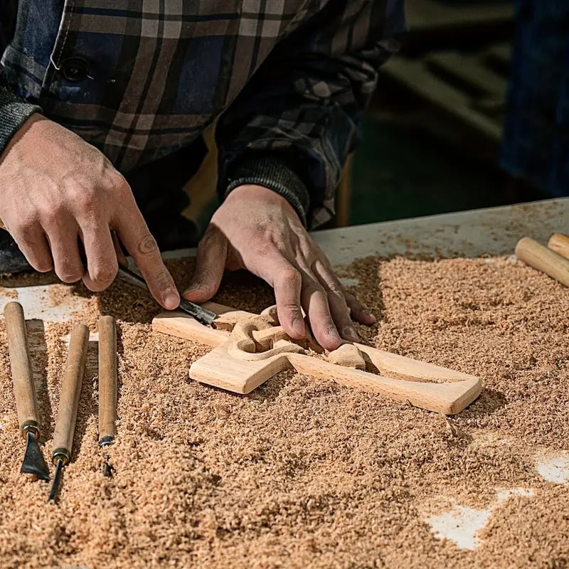 🔥Letzter Tag Sonderverkauf – ❤️Verflochtene Herzen Holzkreuz